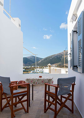 Ενοικιαζόμενο σπίτι Μόσχα στη Σίφνο - Αυλή με θέα στους οικισμούς